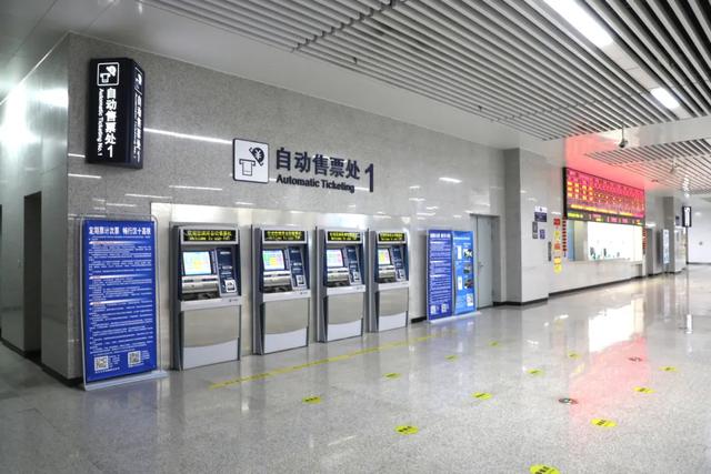 在机场坐高铁回家？网友：丝滑转场！