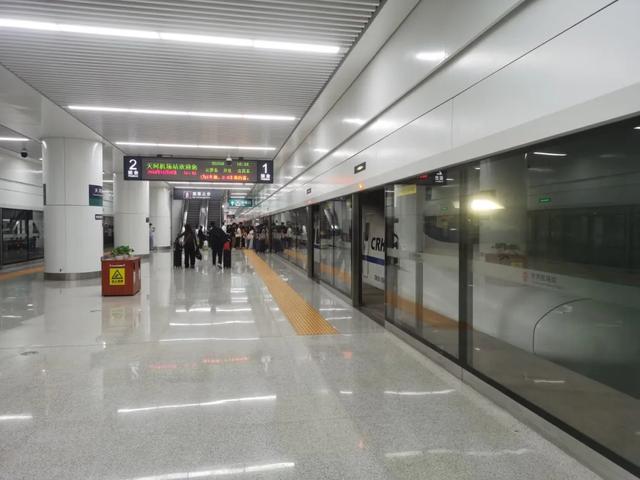 在机场坐高铁回家？网友：丝滑转场！