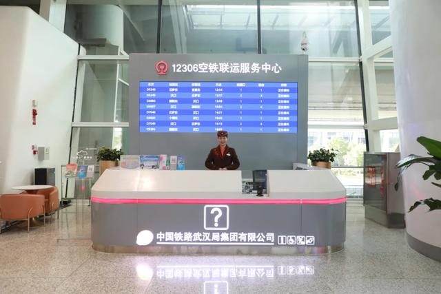 在机场坐高铁回家？网友：丝滑转场！