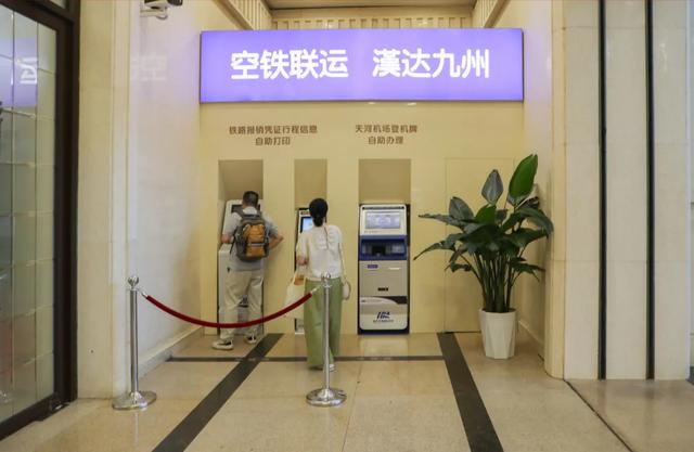 在机场坐高铁回家？网友：丝滑转场！