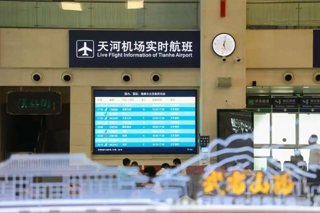 在机场坐高铁回家？网友：丝滑转场！