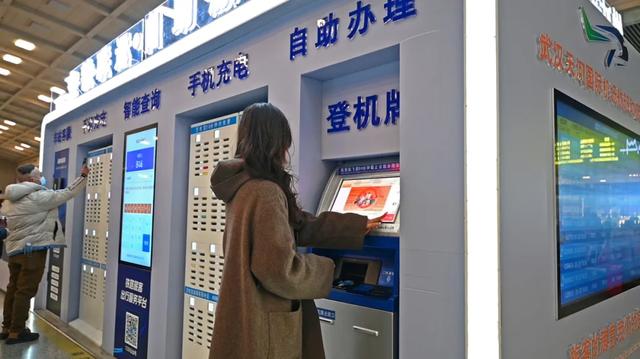 在机场坐高铁回家？网友：丝滑转场！