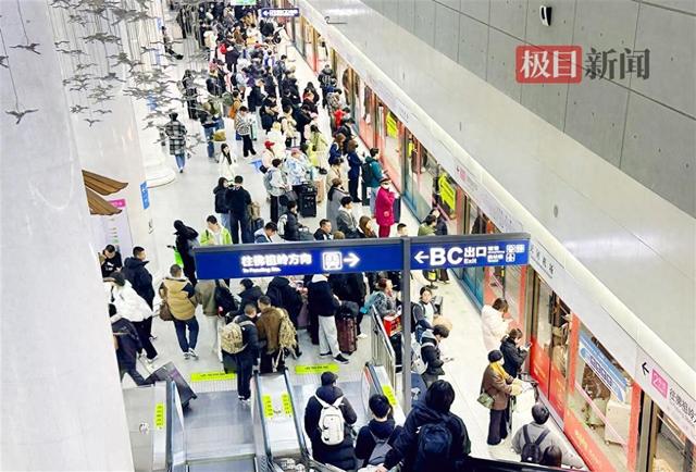 一车一车全是大学生！武汉多条地铁化身“返校专列”