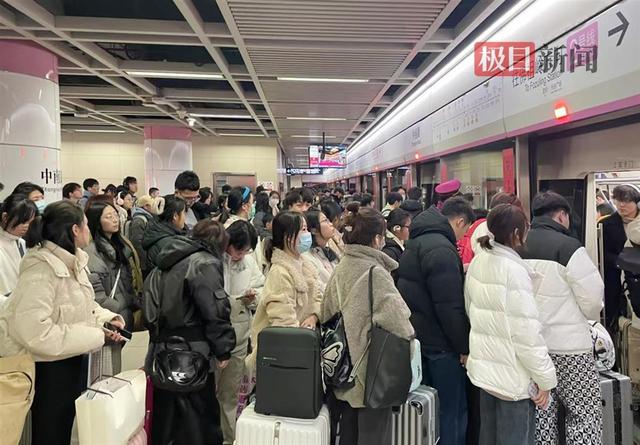 一车一车全是大学生！武汉多条地铁化身“返校专列”