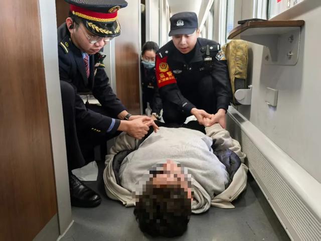 列车上，还好有他们！