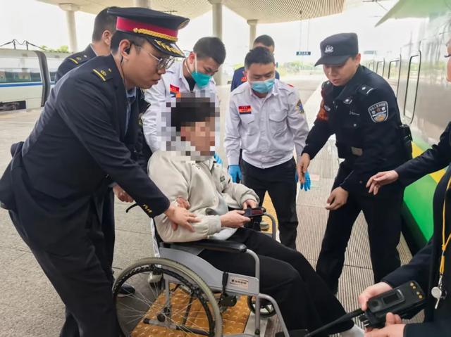 列车上，还好有他们！