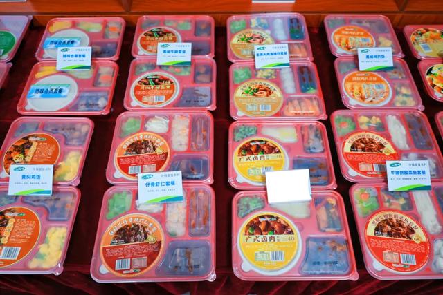 平价高铁盒饭，上新多地特色菜！