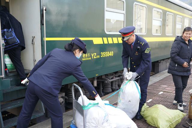 秦巴山区的惠农“慢火车”