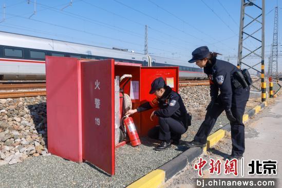 北京：动车“4S店”的安全守护者