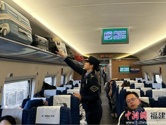 高铁春运暖心相伴 细微之处尽显真情