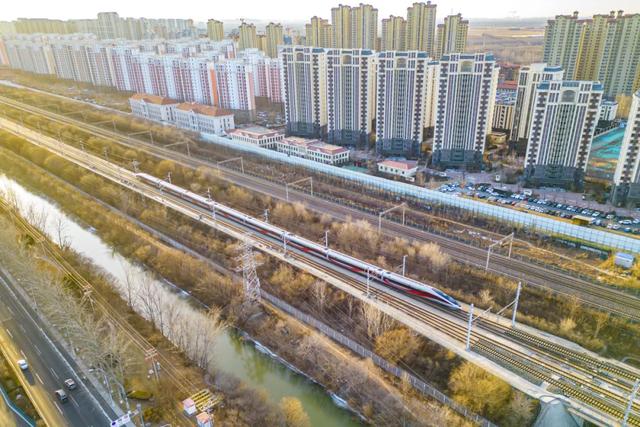 外国小哥用AI搞定高铁出行方案后感叹：条条大路通北京！