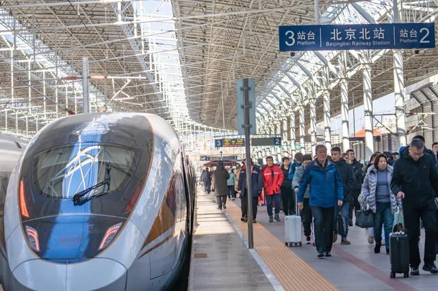 外国小哥用AI搞定高铁出行方案后感叹：条条大路通北京！