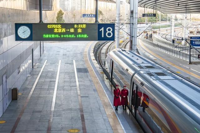 外国小哥用AI搞定高铁出行方案后感叹：条条大路通北京！