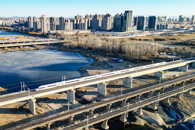外国小哥用AI搞定高铁出行方案后感叹：条条大路通北京！