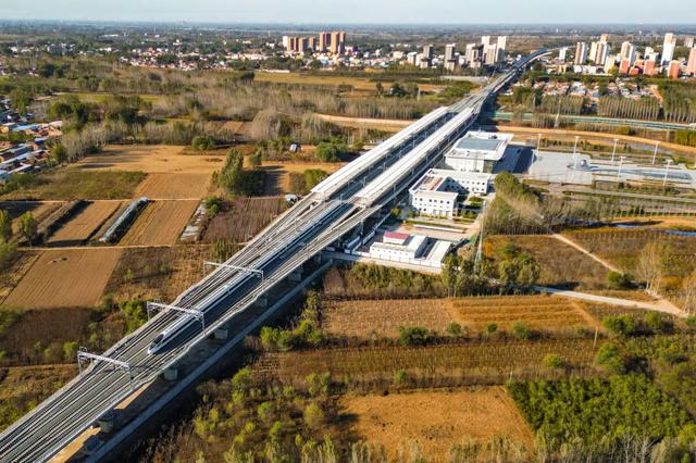 外国小哥用AI搞定高铁出行方案后感叹：条条大路通北京！