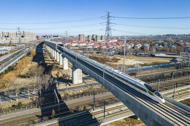 外国小哥用AI搞定高铁出行方案后感叹：条条大路通北京！