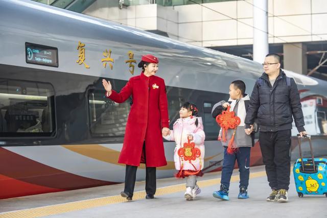 外国小哥用AI搞定高铁出行方案后感叹：条条大路通北京！
