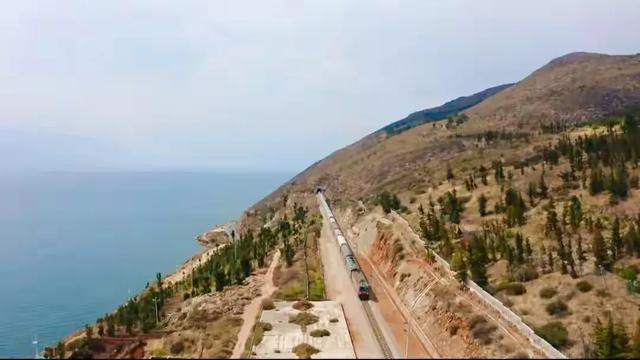 坐着火车去旅行，这5趟火车此生一定要坐一次，你最想体验哪一趟