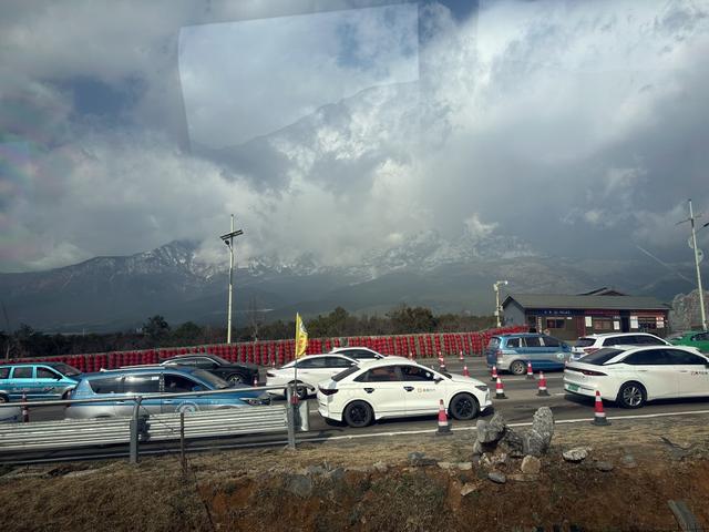 雪山下的列车，等客来