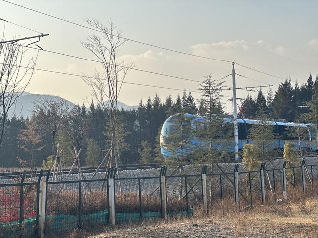 雪山下的列车，等客来