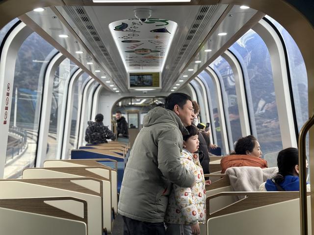 雪山下的列车，等客来