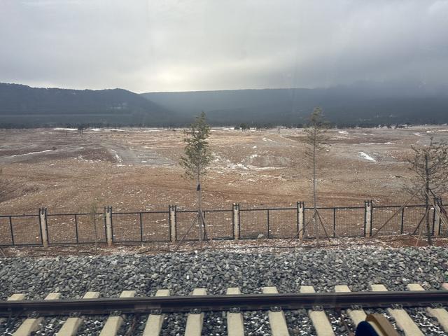 雪山下的列车，等客来