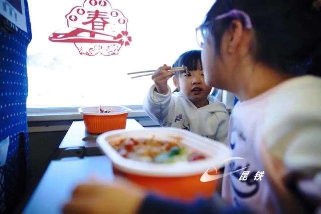 动车上的“一盒好饭”了解一下