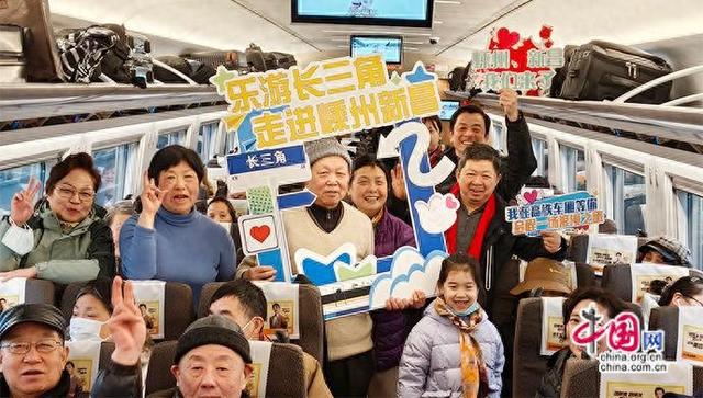 时评：银发专列，驶向幸福晚年的流动风景线