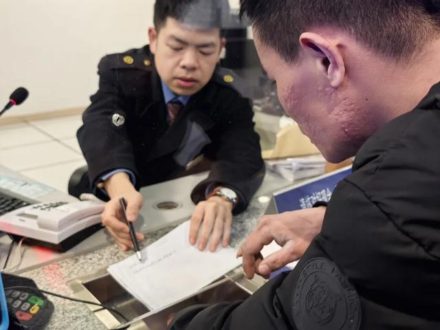最后一趟列车驶离站台，售票窗口来了两名旅客！