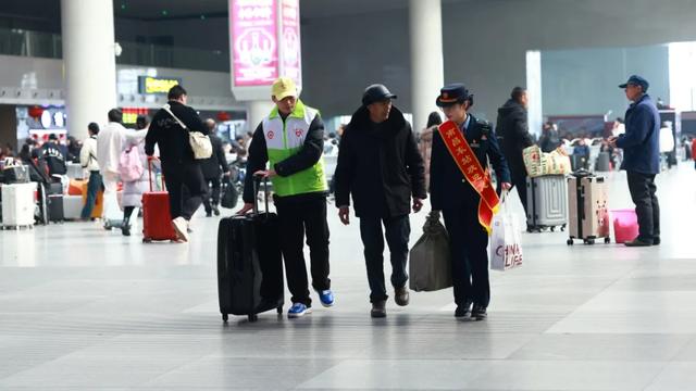 最后一趟列车驶离站台，售票窗口来了两名旅客！