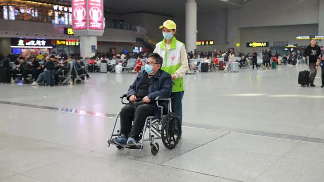 最后一趟列车驶离站台，售票窗口来了两名旅客！