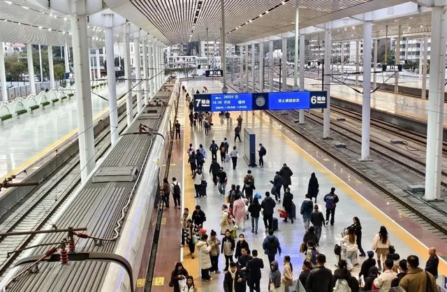 最后一趟列车驶离站台，售票窗口来了两名旅客！