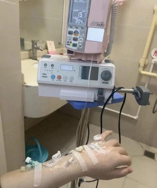 官方通报“孕妇坐动车被行李箱砸中致胎儿早产离世”：箱子放在“勿放行李”的隔断处，列车启动时箱子掉落