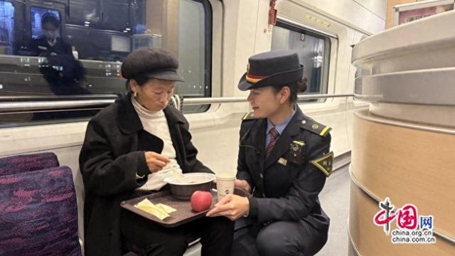D381次列车：疾驰列车上的一份“温情盒饭”