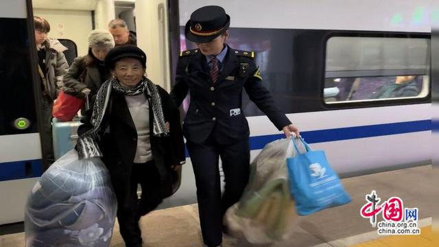D381次列车：疾驰列车上的一份“温情盒饭”