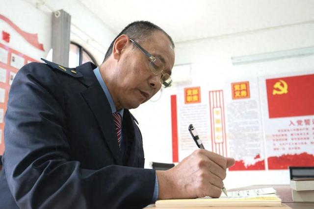 “老铁路”40多年坚持做一件事，网友：看哭了