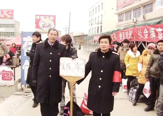 “老铁路”40多年坚持做一件事，网友：看哭了