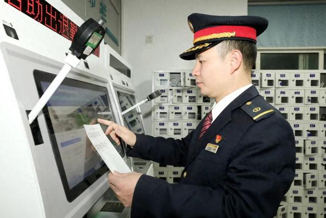 这些凌晨开出的高铁，为什么一个旅客也没有？