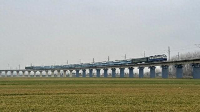 长三角唯一双层列车要退役？杭州小伙跨省“追火车”，铁路部门最新回应