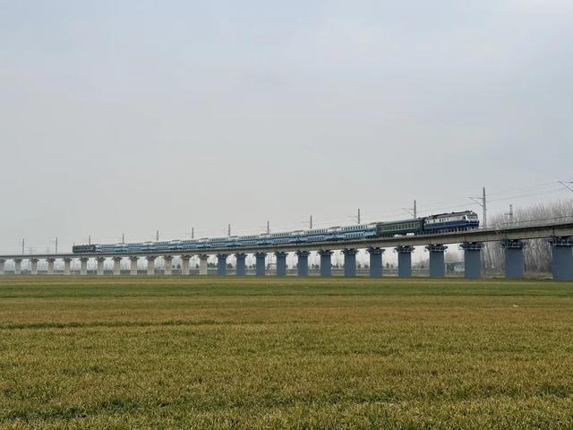 长三角唯一双层列车要退役？杭州小伙跨省“追火车”，铁路部门最新回应