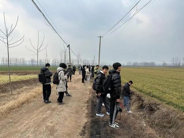 长三角唯一双层列车要退役？杭州小伙跨省“追火车”，铁路部门最新回应
