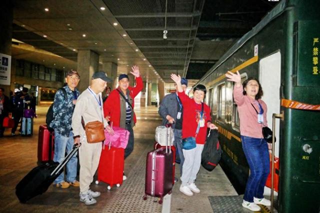 “乘着列车去旅游”受青睐 多地陆续开出专列