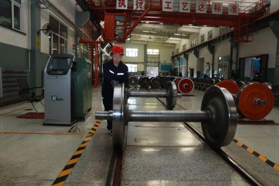 “90后”铁路“女医生”从单项跨界全能——车辆段女性技术员的职业长大记