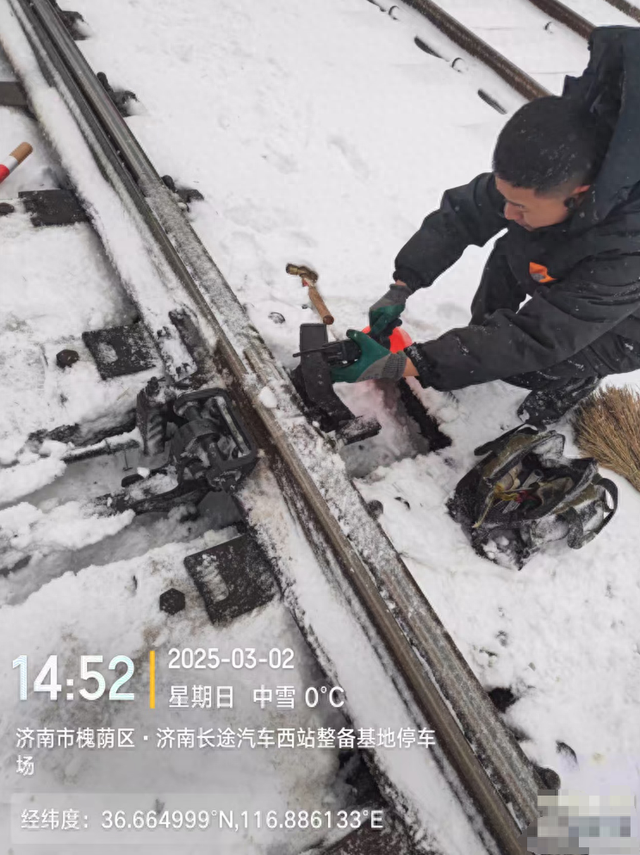 风雪归途上的铁路“破冰人”