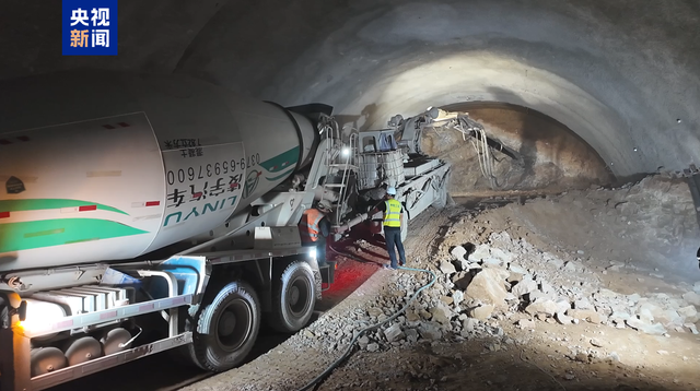 雄忻高铁首座超3000米隧道顺利贯通