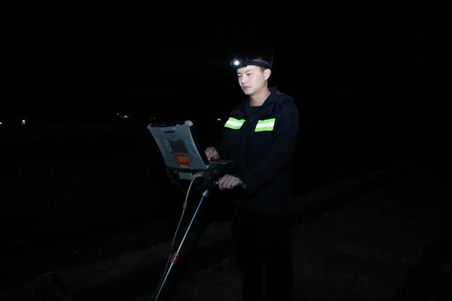 零下3摄氏度，他们与钢轨进行了一场毫米级较量