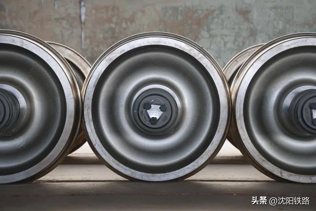 火车车轮里外不一样，到底咋回事儿？