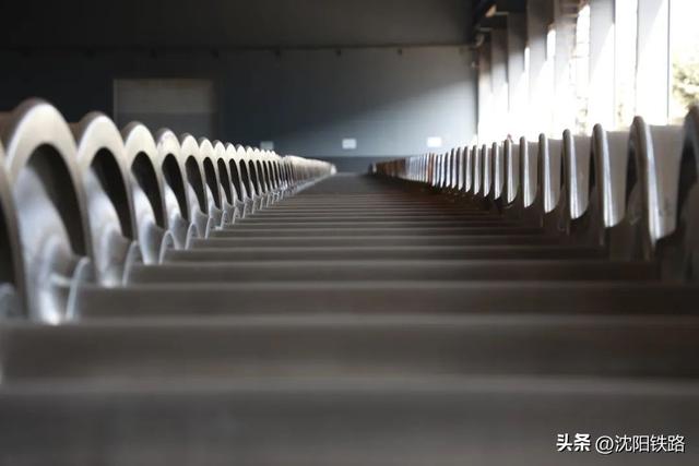 火车车轮里外不一样，到底咋回事儿？