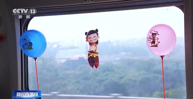 外国游客乘坐“光影”列车 打卡美丽中国