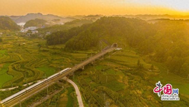 “铁路风景”映照中国式现代化宏伟蓝图